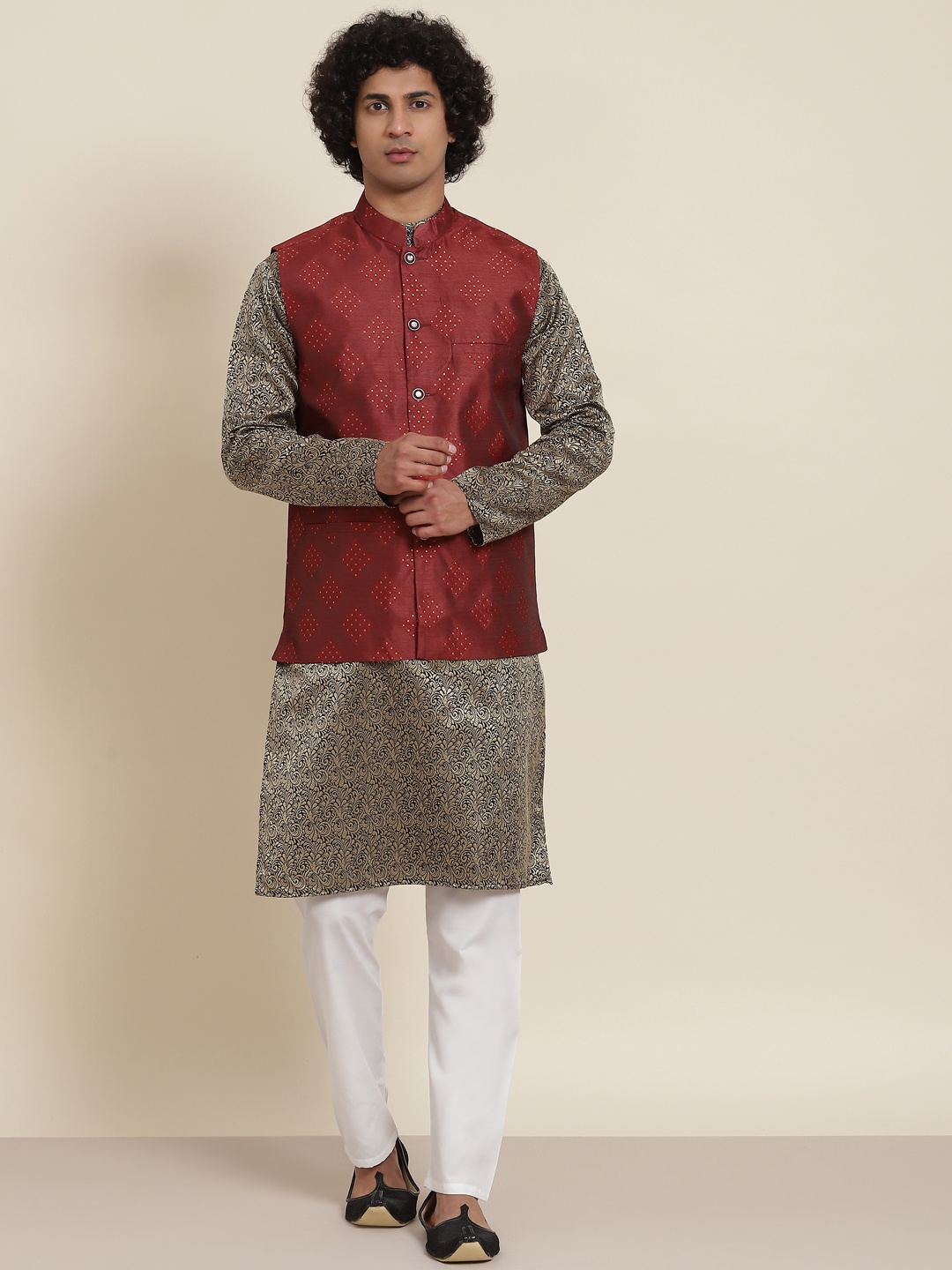 

SOJANYA Men Black Ethnic Motifs Kurta with Pyjamas & Nehru Jacket