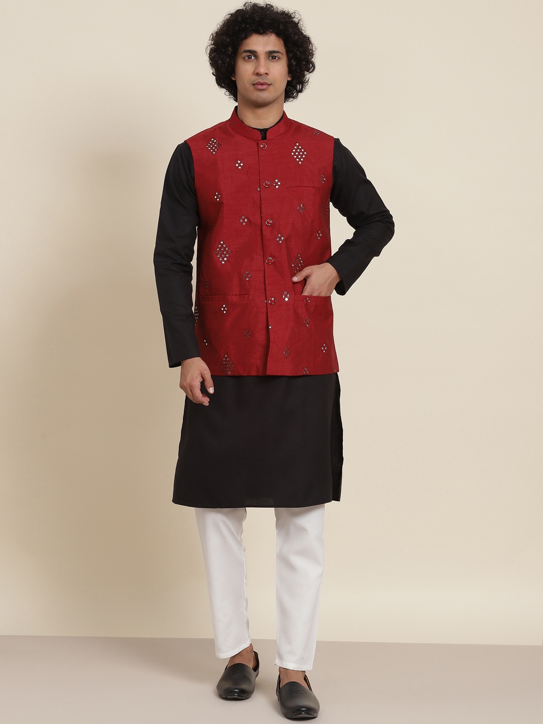 

SOJANYA Men Black Pure Cotton Kurta with Churidar & Nehru Jacket