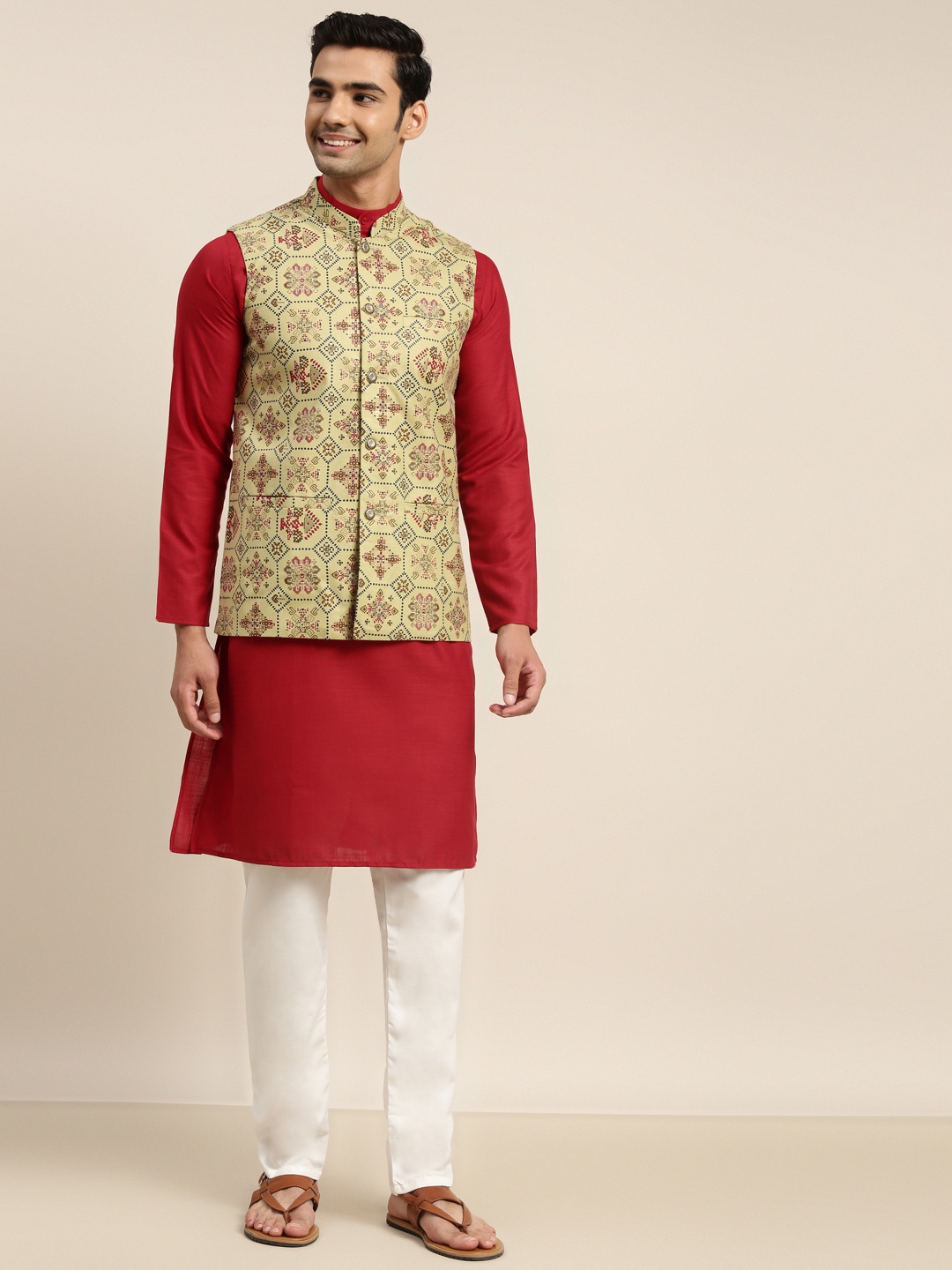 

SOJANYA Men Red Pure Cotton Kurta with Pyjamas & Nehru Jacket