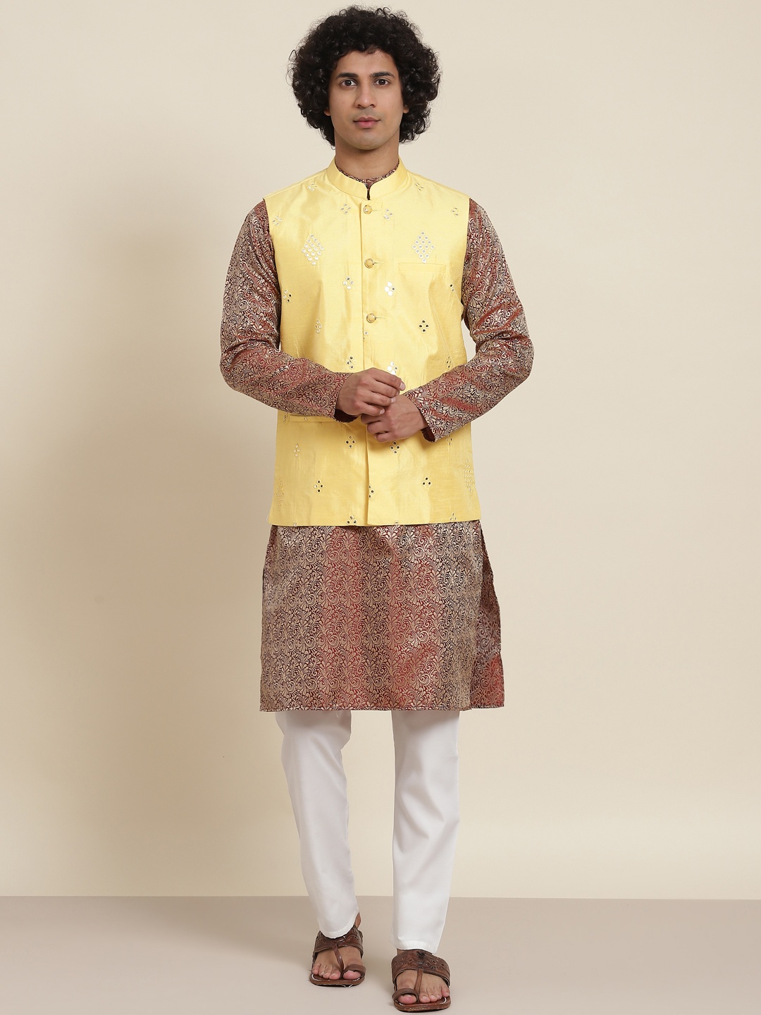 

SOJANYA Men Maroon Ethnic Motifs Kurta with Pyjamas & Nehru Jacket