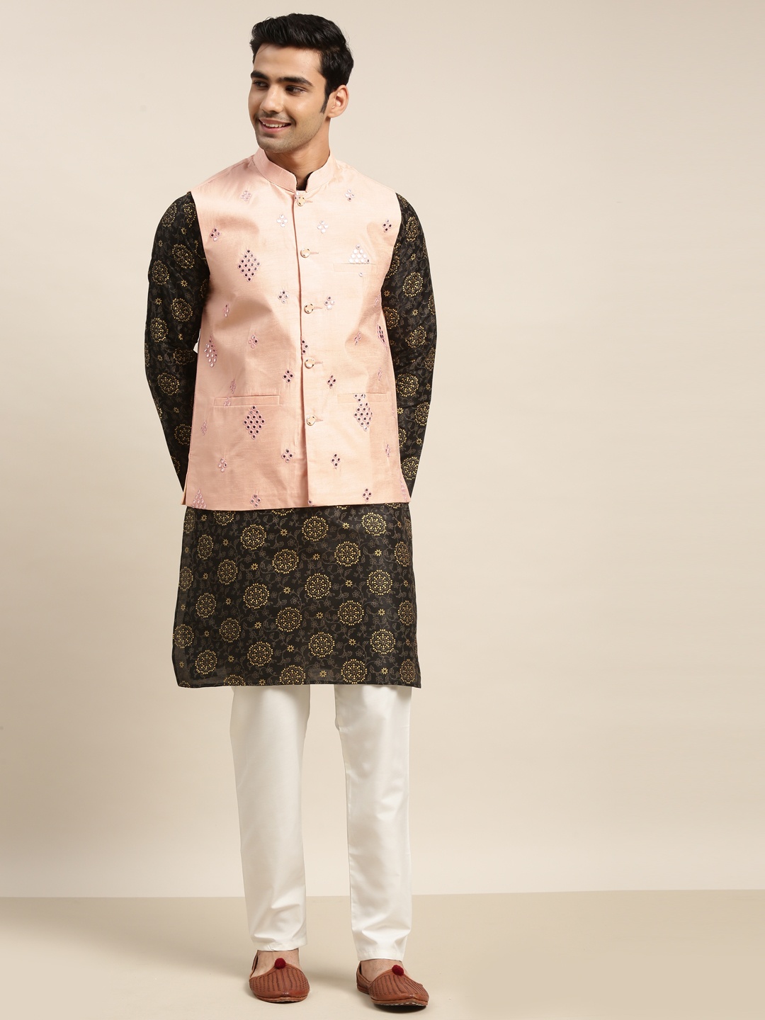

SOJANYA Men Black Floral Printed Mirror Work Kurta with Pyjamas