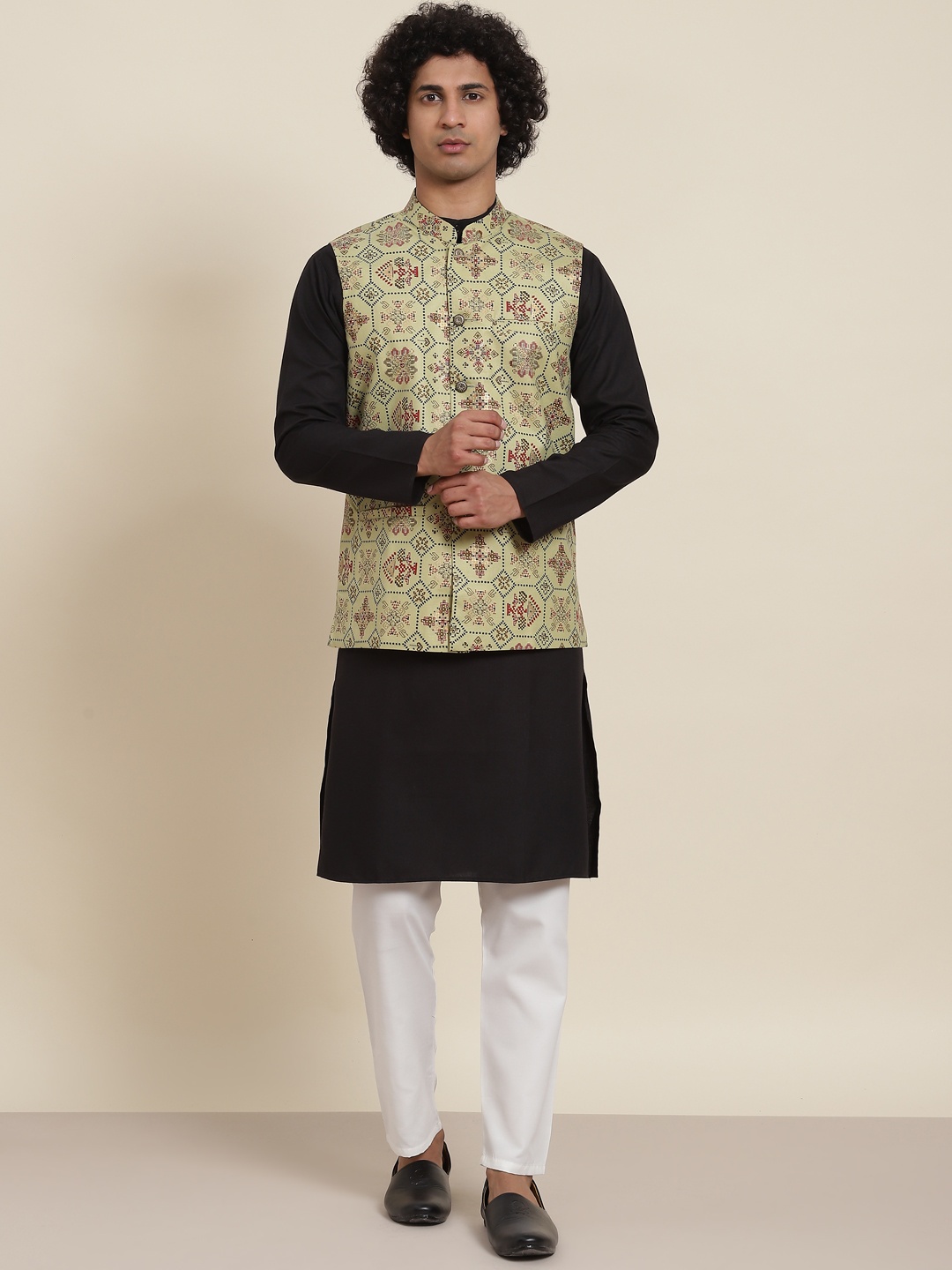 

SOJANYA Men Black Pure Cotton Kurta with Pyjamas & Nehru Jacket
