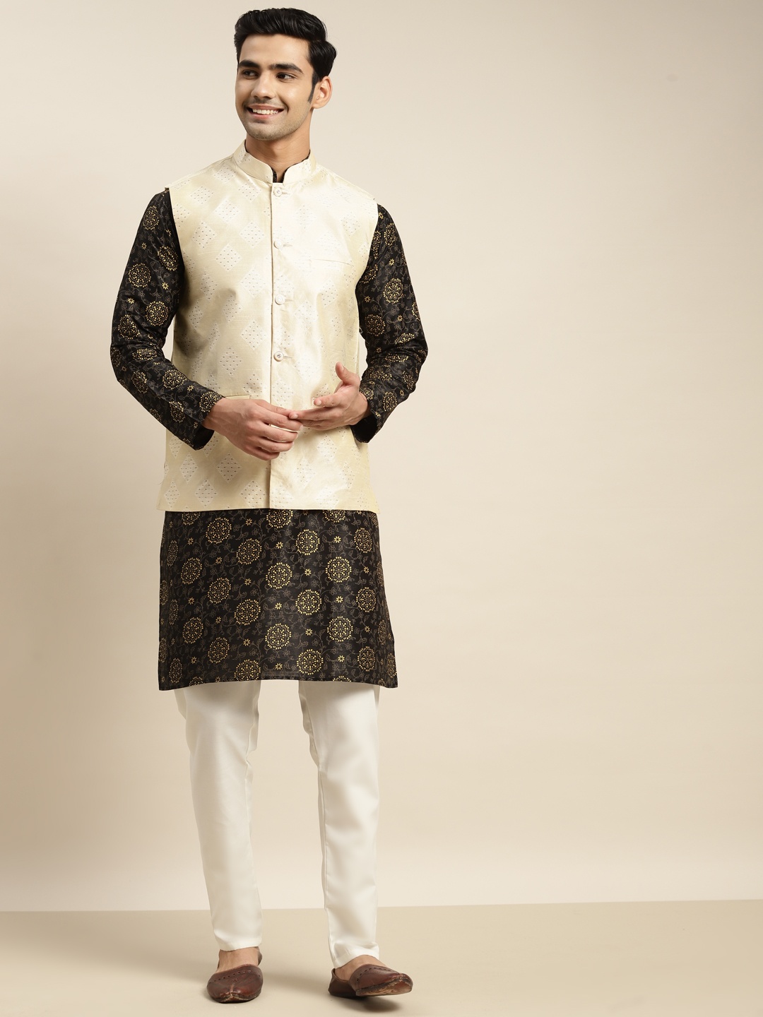 

SOJANYA Men Black Ethnic Motifs Printed Kurta & Churidar Comes with a Nehru Jacket