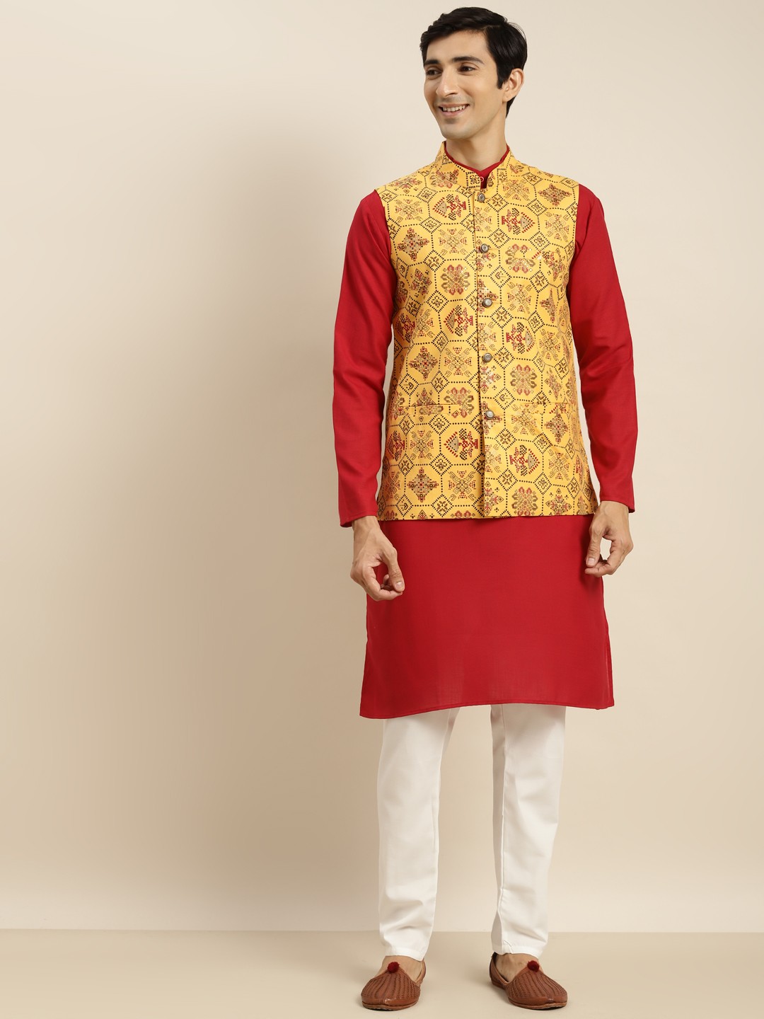 

SOJANYA Men Red Pure Cotton Kurta with Churidar & Nehru Jacket