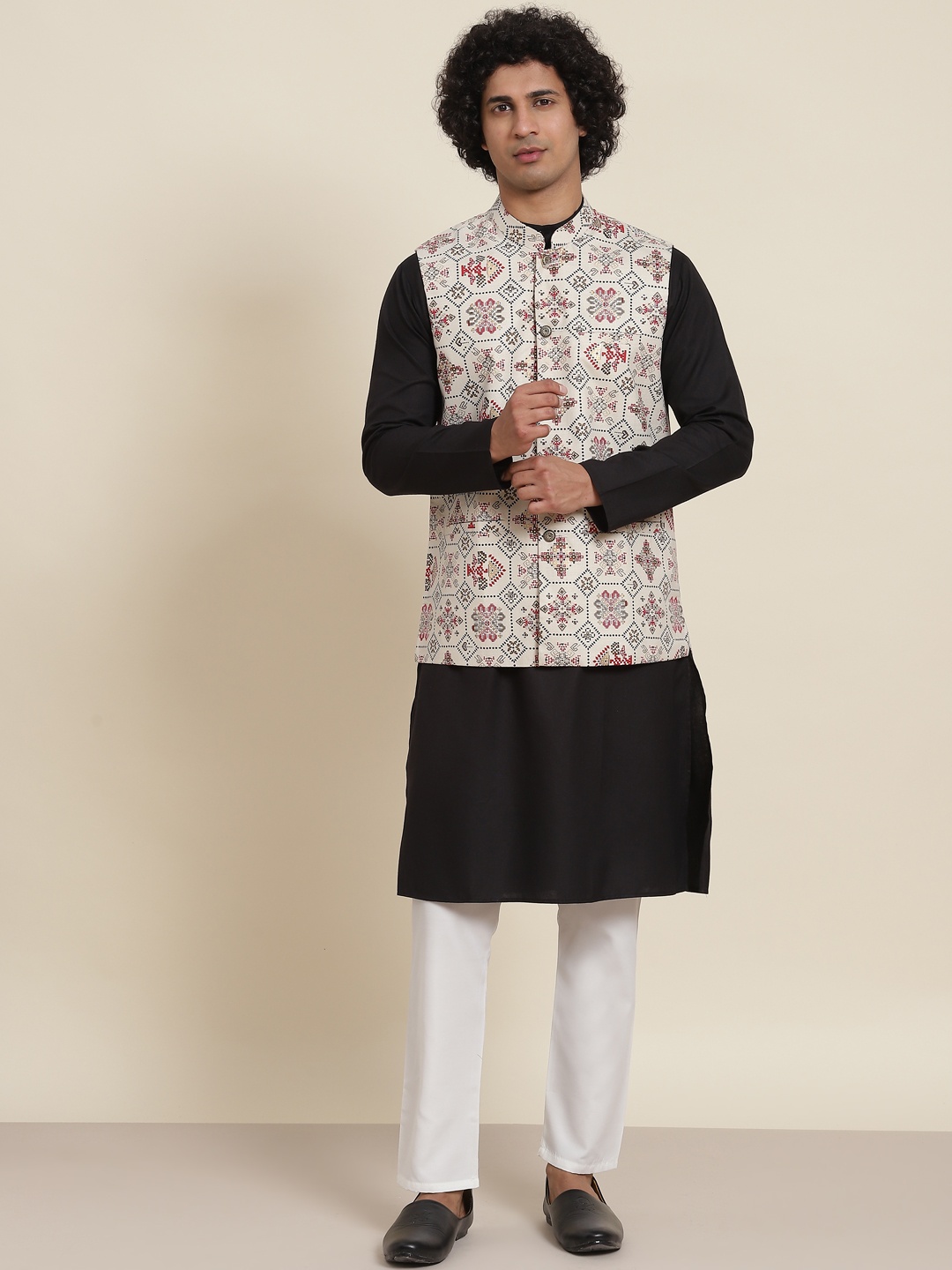 

SOJANYA Men Black Pure Cotton Kurta with Pyjamas & Nehru Jacket