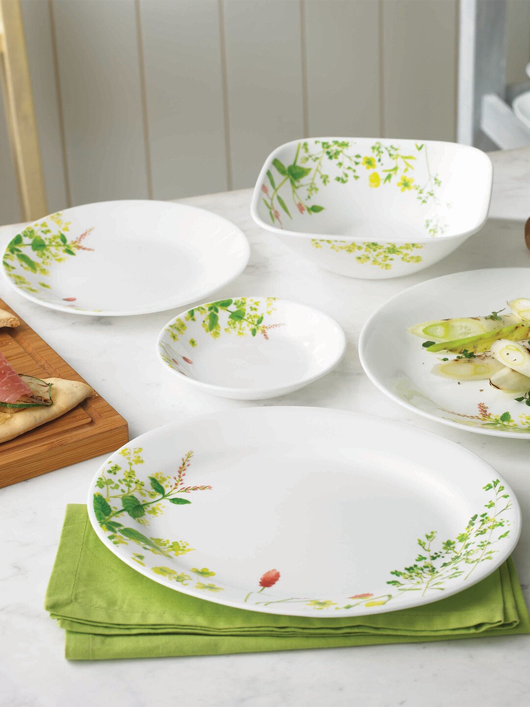 

Corelle Set of 6 White & Green Floral Printed Glossy Plates