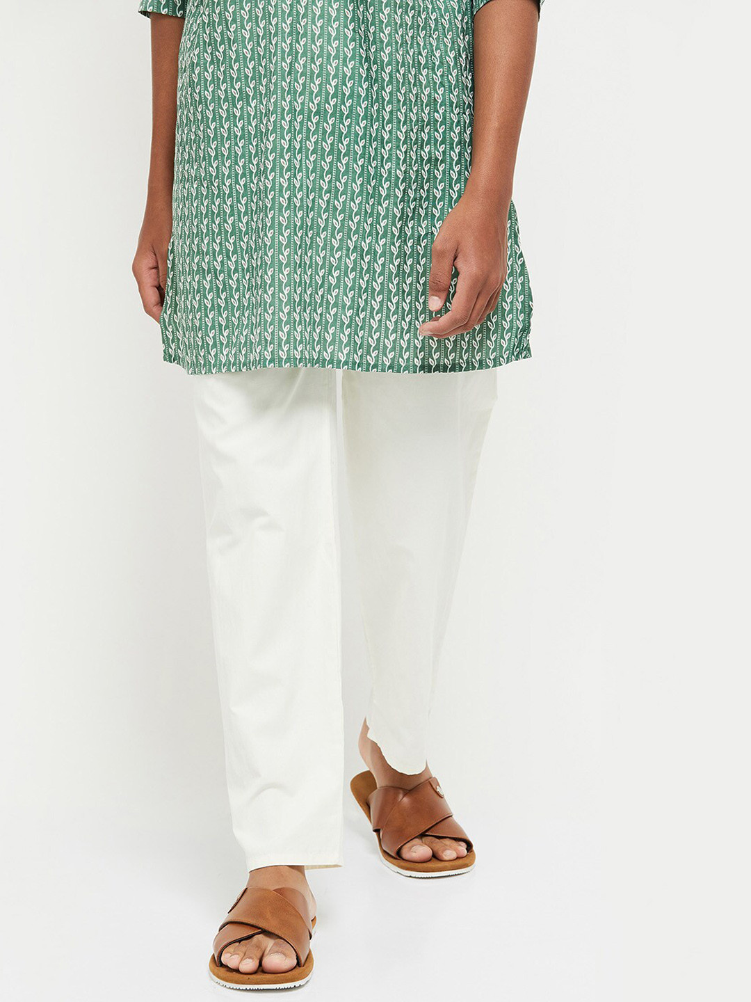 

max Boys Off-White Solid Pure Cotton Pyjamas