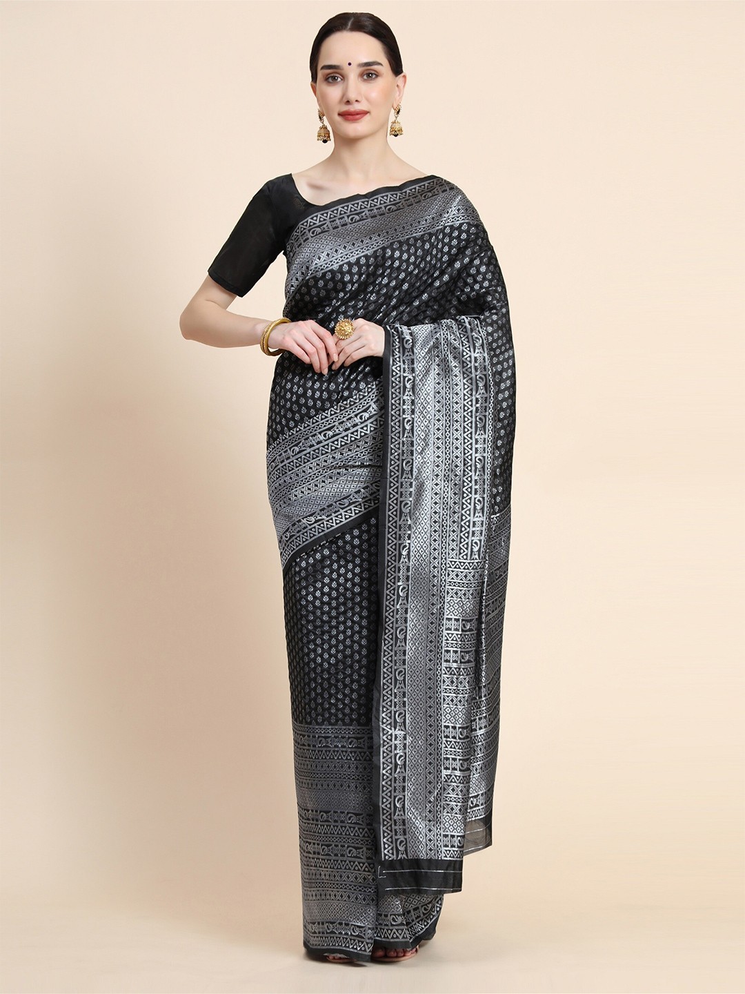 

AVANTIKA FASHION Black & Gold-Toned Woven Design Zari Pure Silk Kanjeevaram Saree