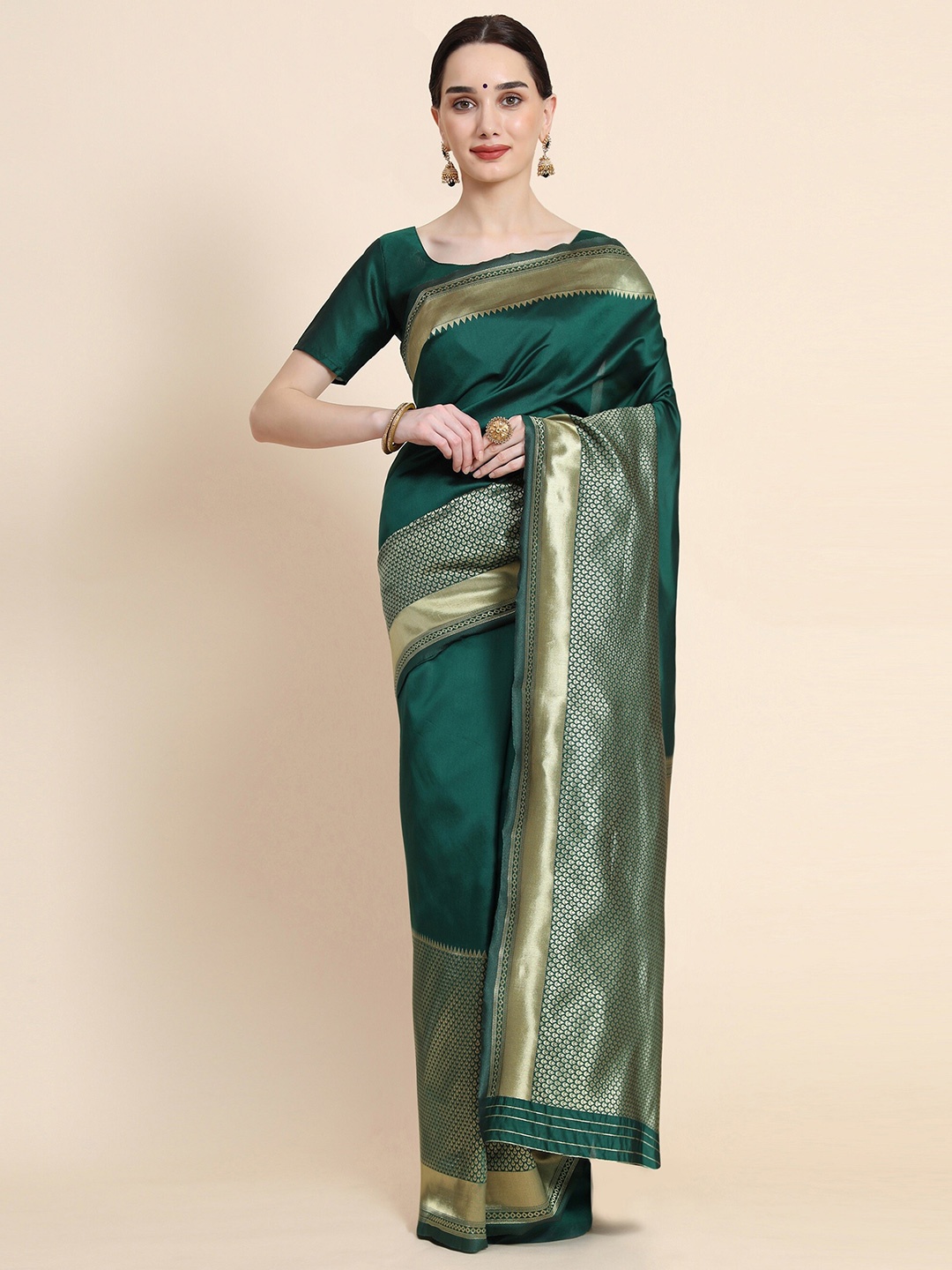 

AVANTIKA FASHION Green & Gold-Toned Woven Design Zari Pure Silk Kanjeevaram Saree