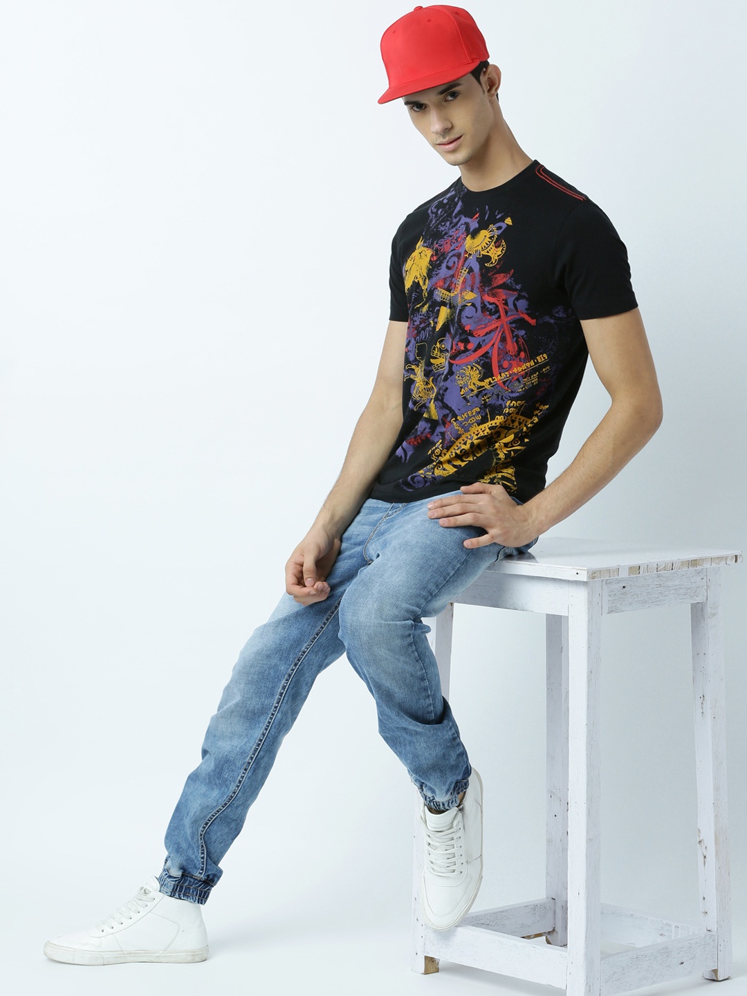 

Huetrap Men Black Printed Round Neck T-shirt