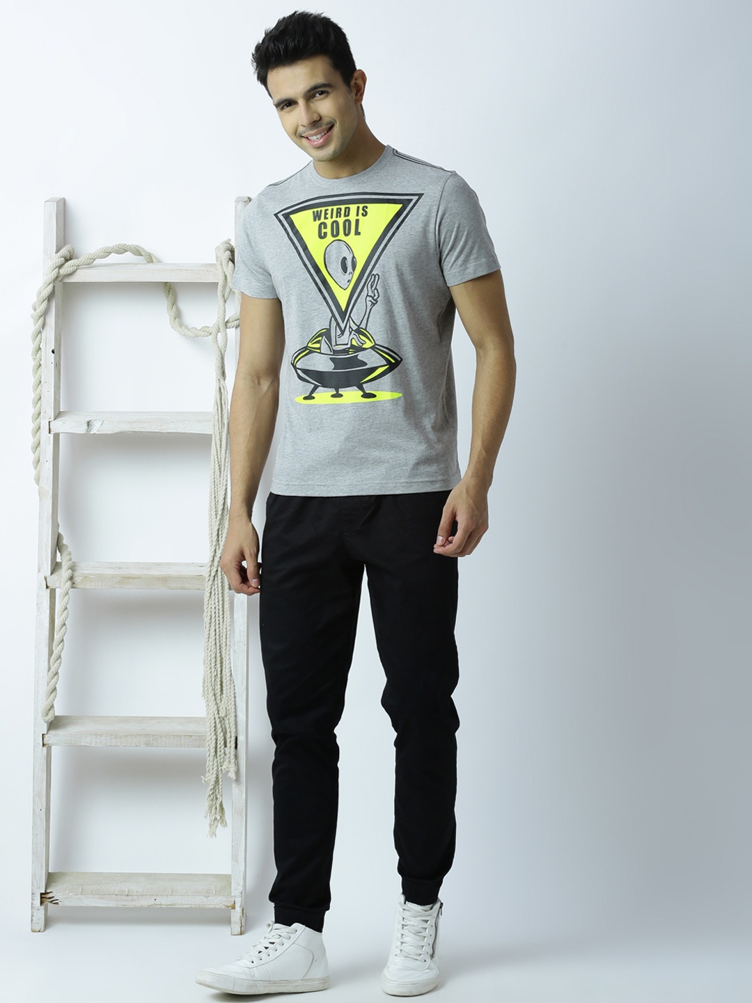

Huetrap Men Grey Melange Printed Round Neck T-shirt
