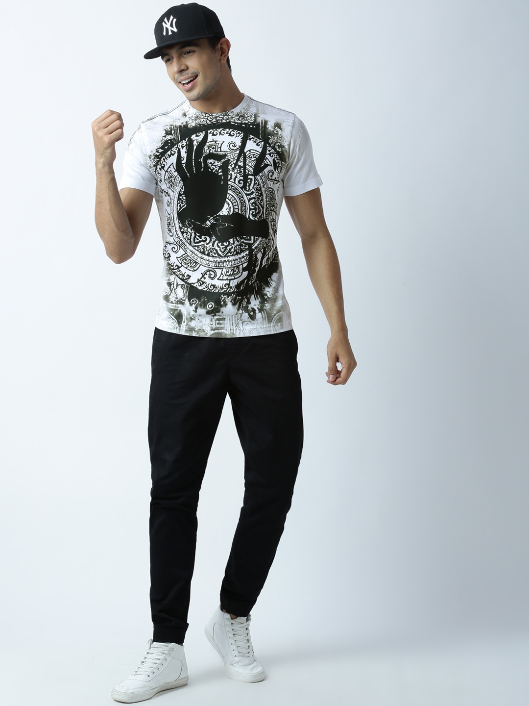 

Huetrap Men White Printed Round Neck T-shirt