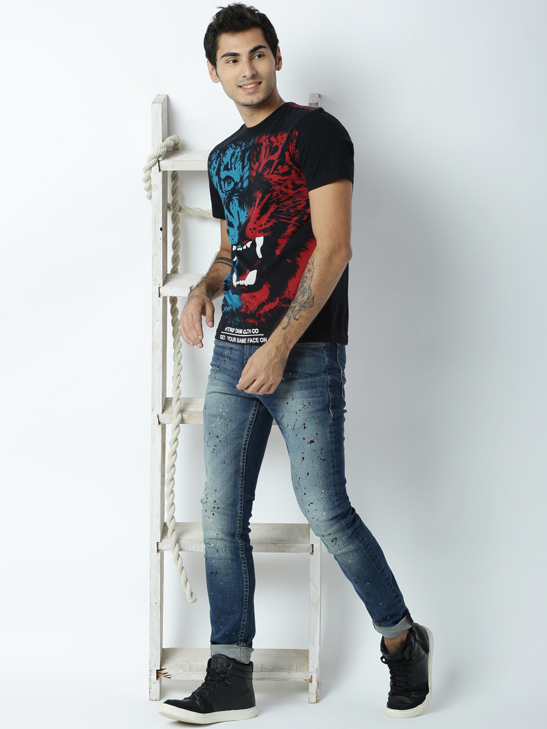 

Huetrap Men Black Printed Round Neck T-shirt