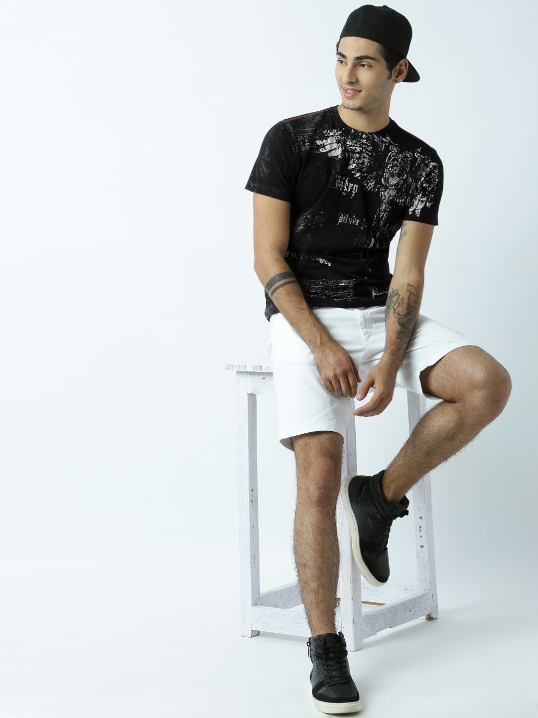 

Huetrap Men Black Printed Round Neck T-shirt