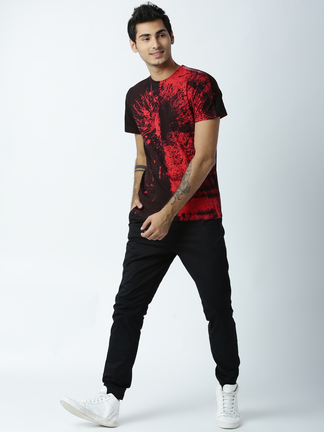 

Huetrap Men Black & Red Printed Round Neck T-shirt