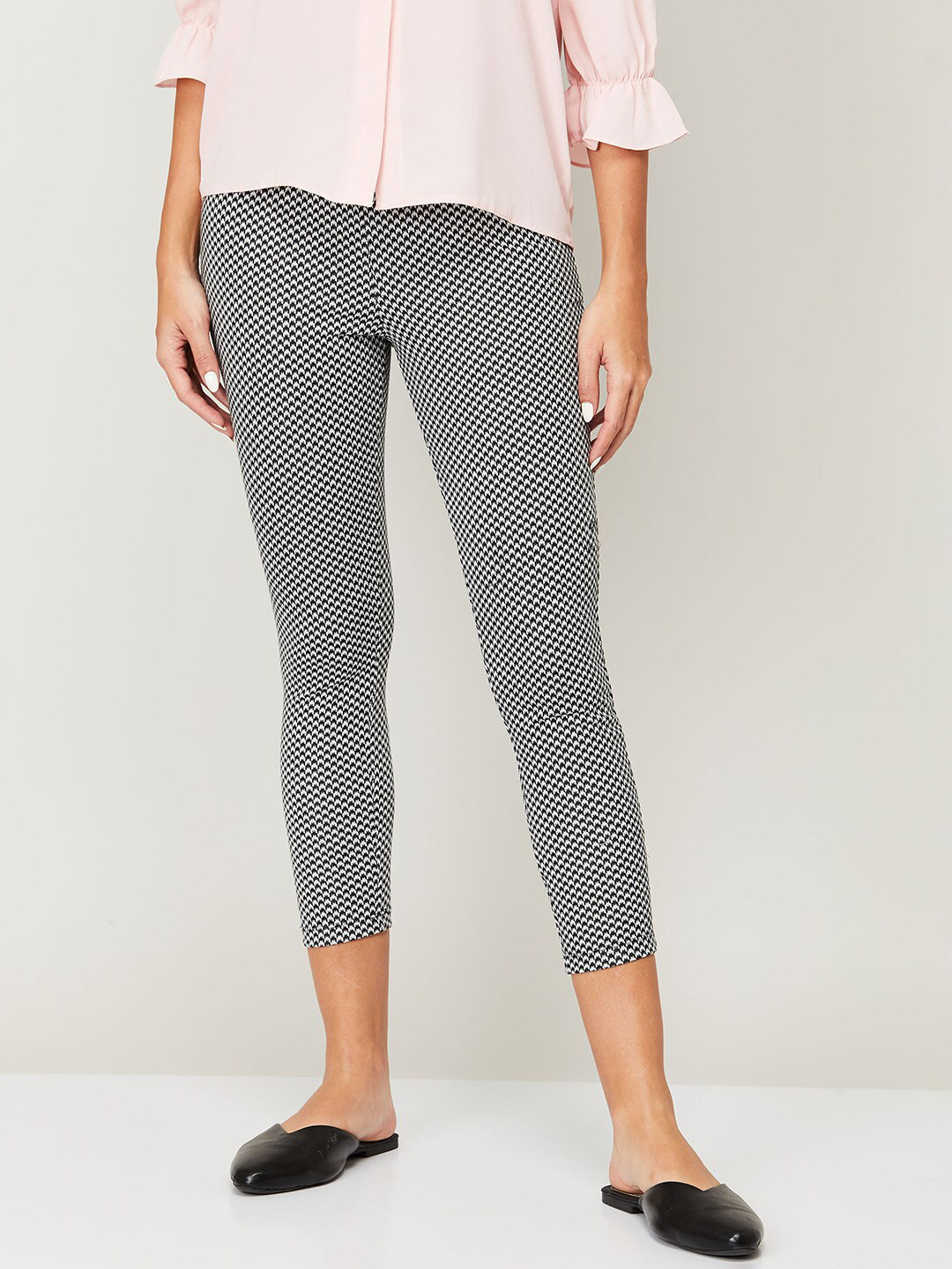 

Ginger by Lifestyle Women Black Checked Trousers