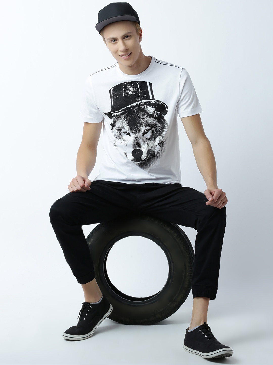 

Huetrap Men White Printed Round Neck T-shirt