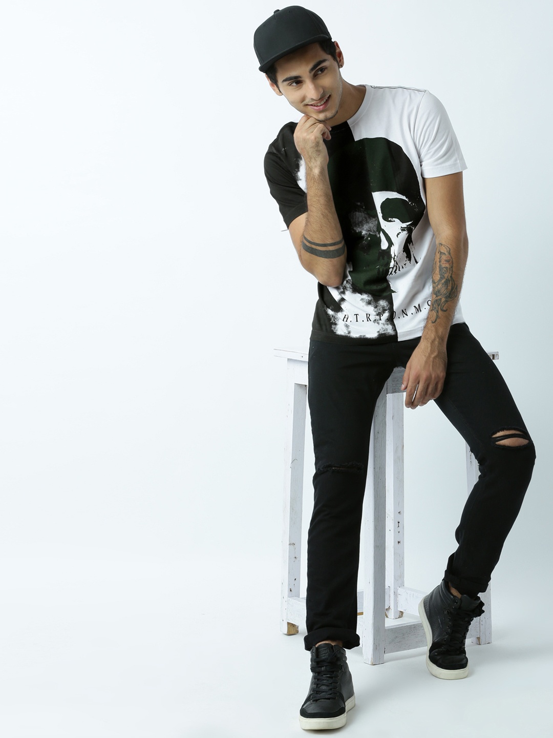 

Huetrap Men White & Black Printed Round Neck T-shirt