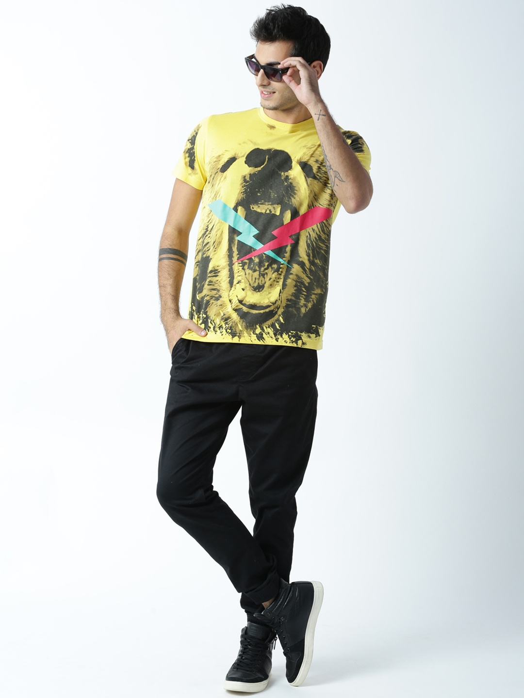 

Huetrap Men Yellow Printed Round Neck T-shirt