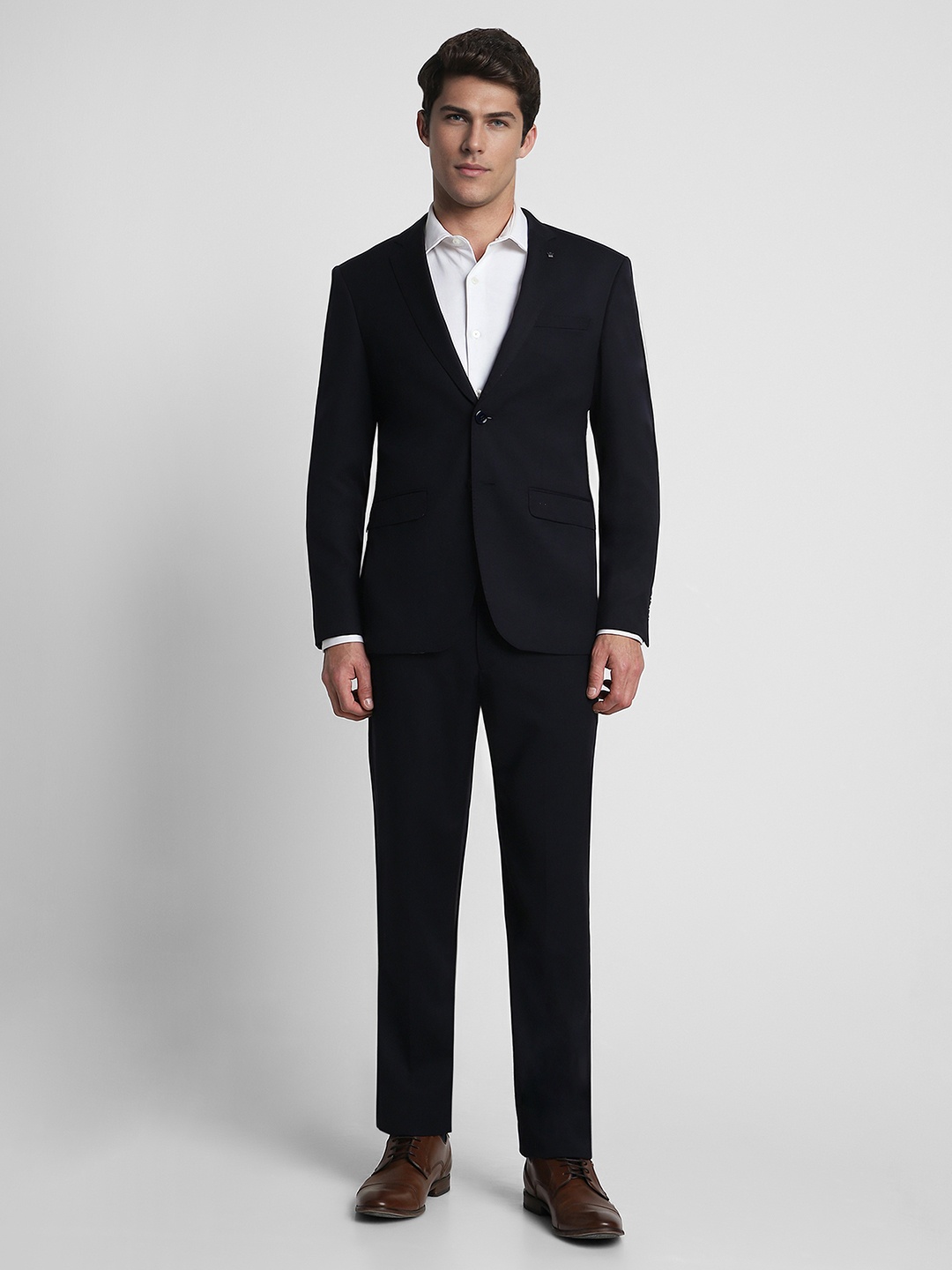

Louis Philippe Men Black Solid Single Breasted 2-Piece Suits