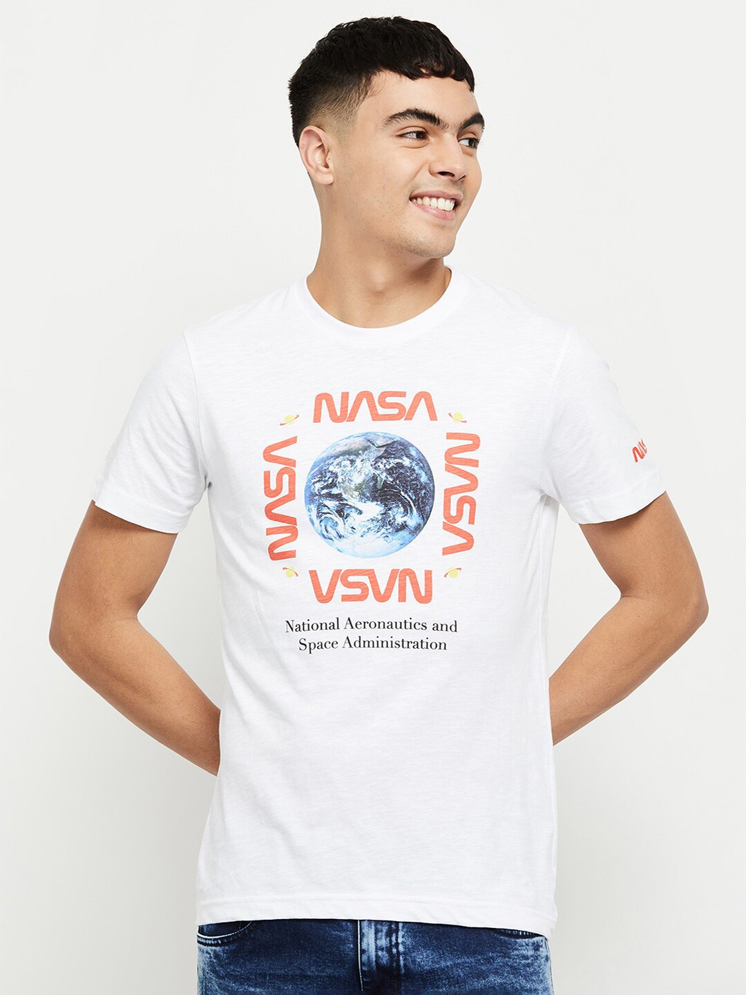 

max Men White Graphics Printed T-shirt