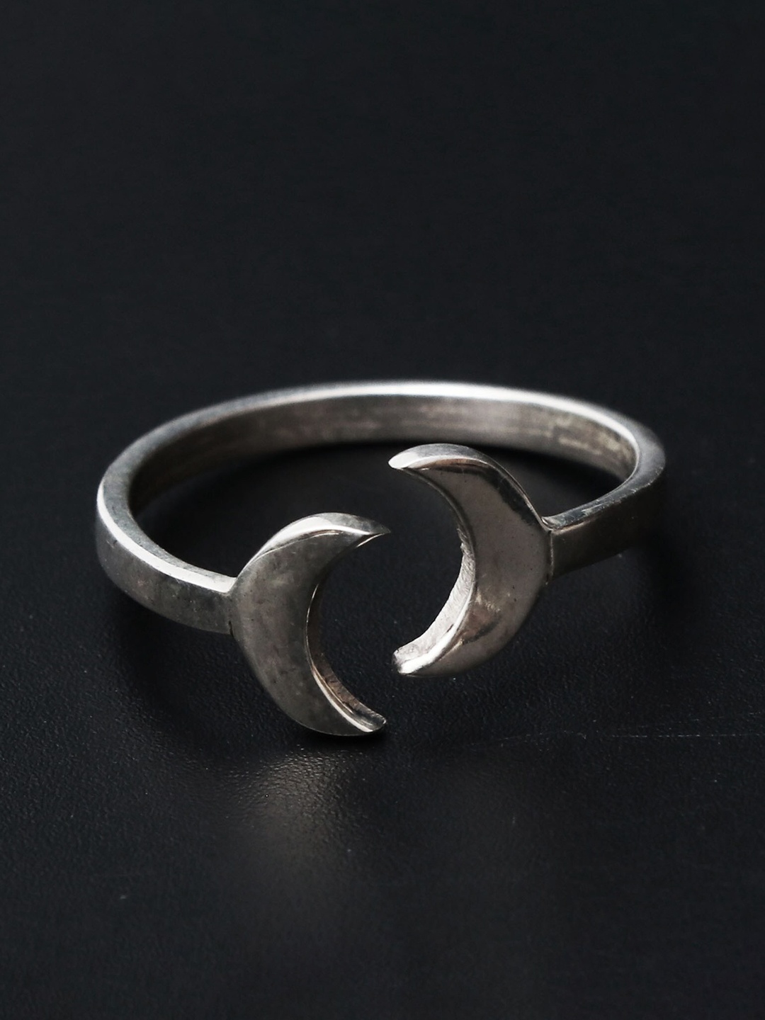 

HIFLYER JEWELS Sterling Silver Rhodium-Plated Half-Moon Shaped Finger Ring
