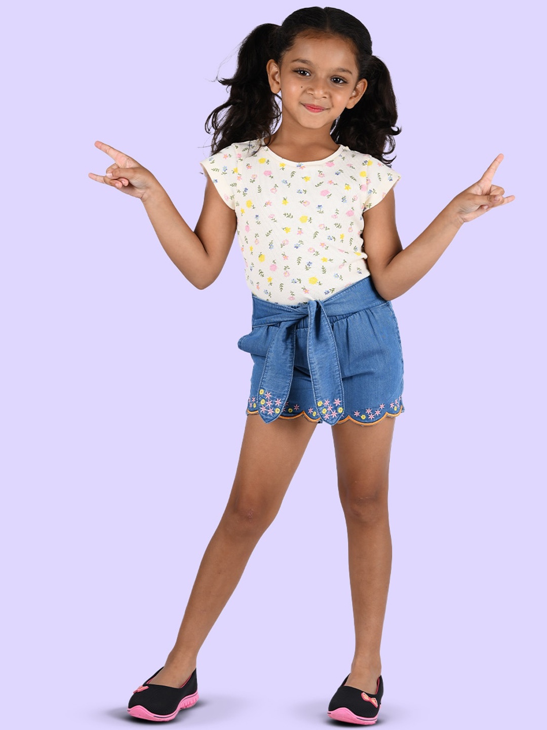 

Zalio Girls White & Blue Printed T-shirt with Shorts