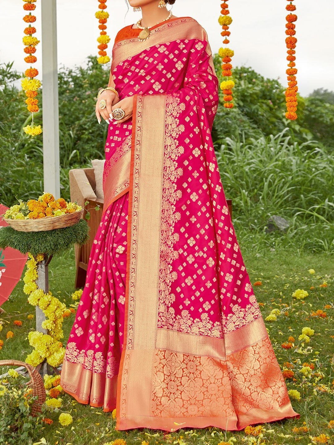 

KARAGIRI Pink & Gold-Toned Woven Design Zari Saree