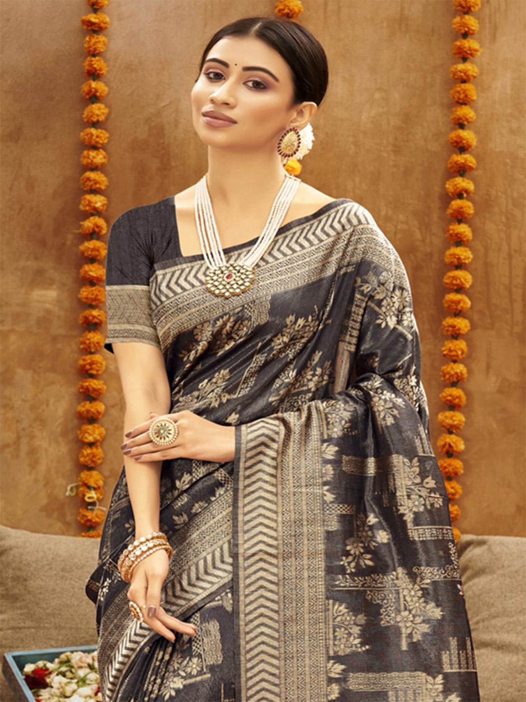 

KARAGIRI Women Grey & Beige Floral Zari Saree