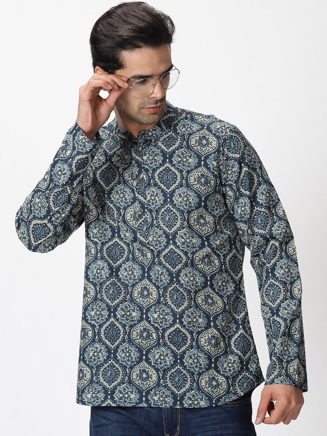 

Saffron Threads Men Blue Bagru Motifs Printed Casual Short Kurta