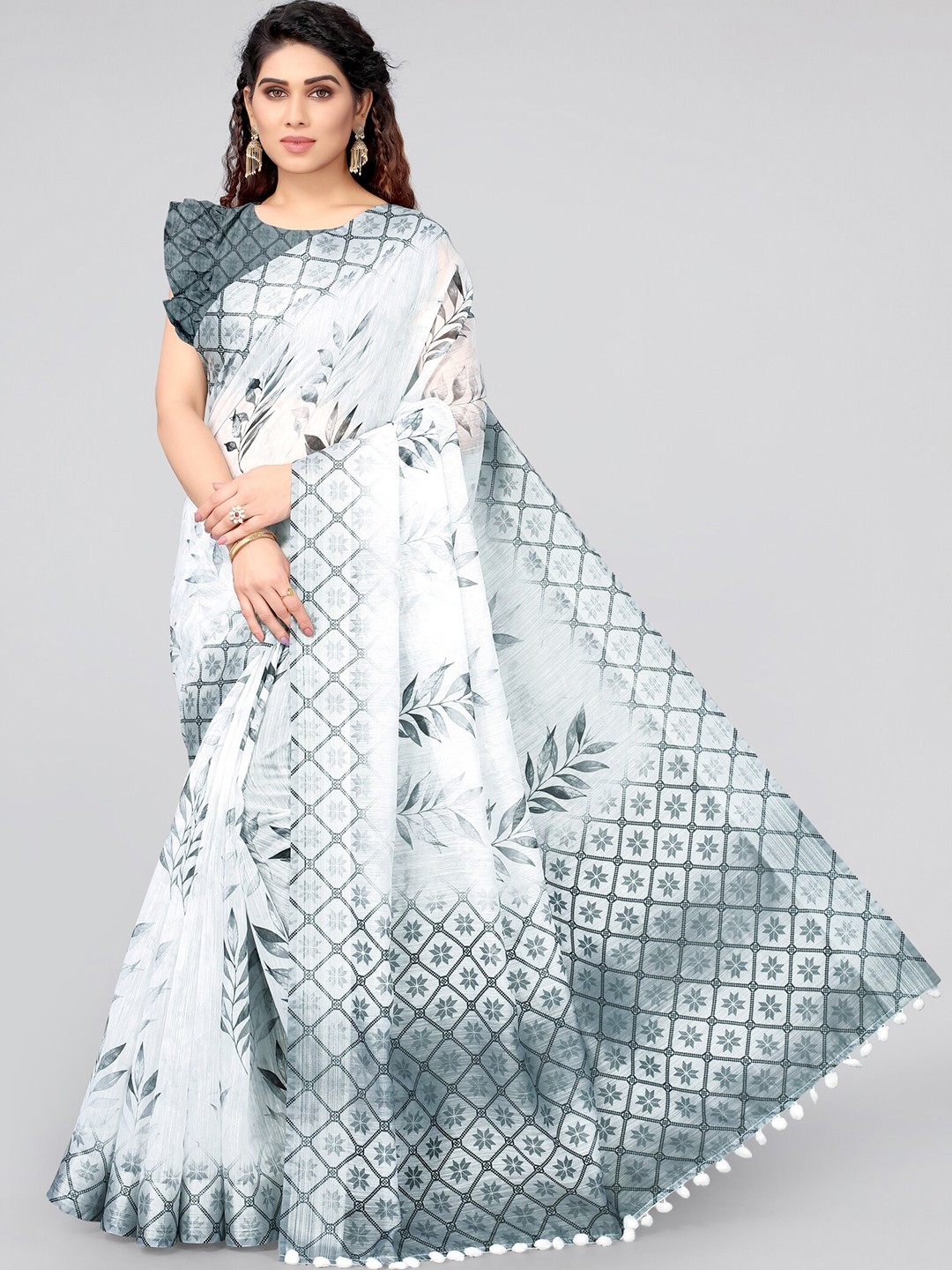 

MIRCHI FASHION Women Grey & White Floral Saree