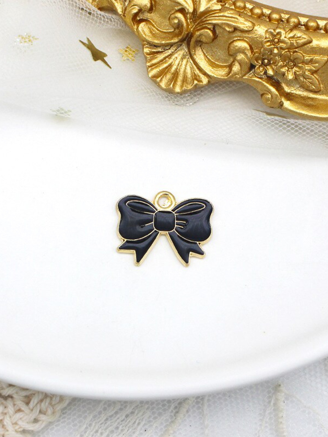 

Pinapes Unisex Gold-Toned & Black Bow tie Necklace