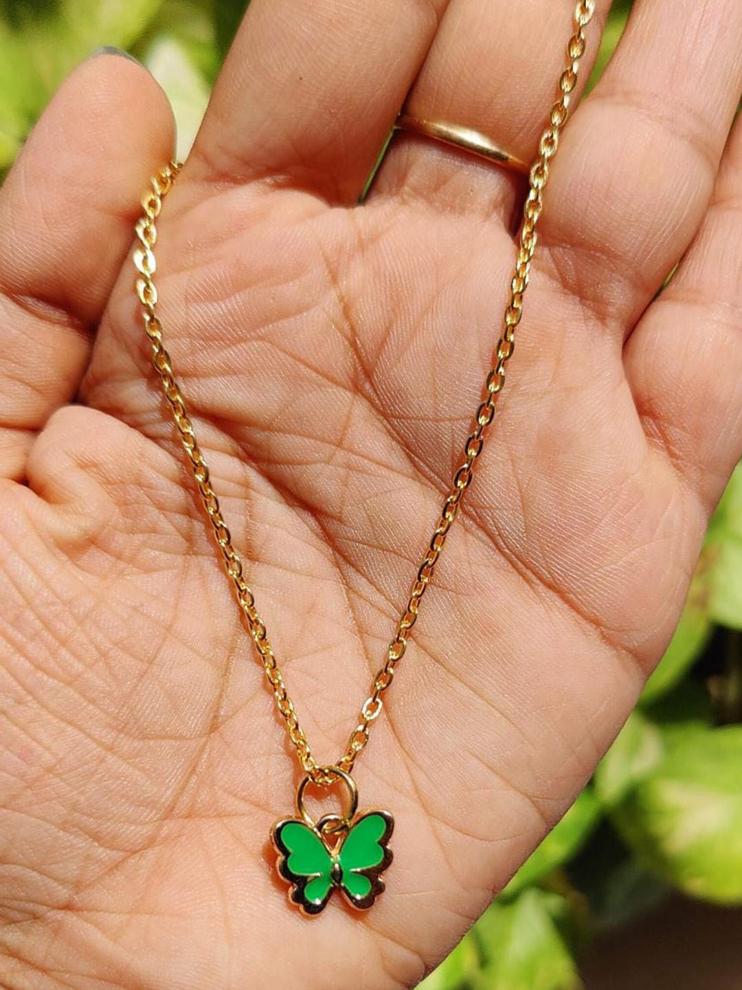 

Pinapes Unisex Gold-Toned & Green Gold-Plated Choker Necklace