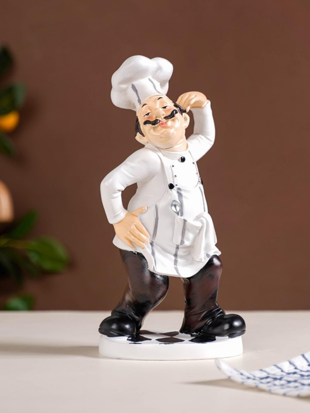 

Nestasia Black & White Flaunting Chef Showpiece