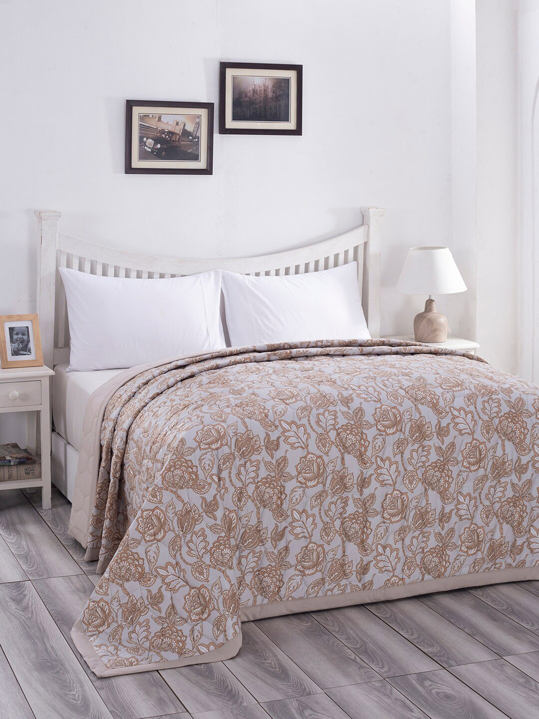 

MASPAR Beige & White Floral AC Room 120 GSM Double Bed Quilt