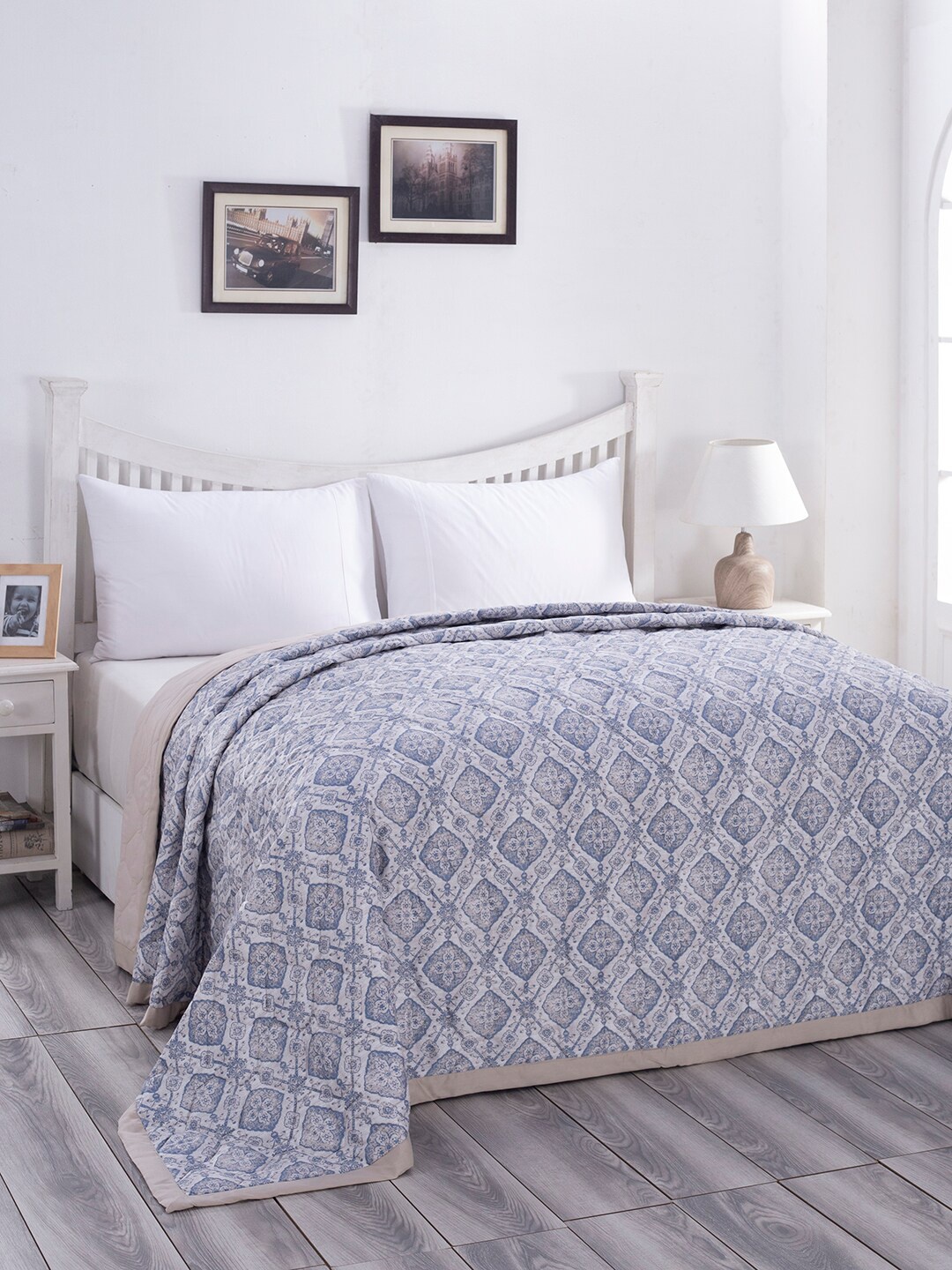 

MASPAR Blue & White Geometric Printed AC Room 120 GSM Double Bed Quilt