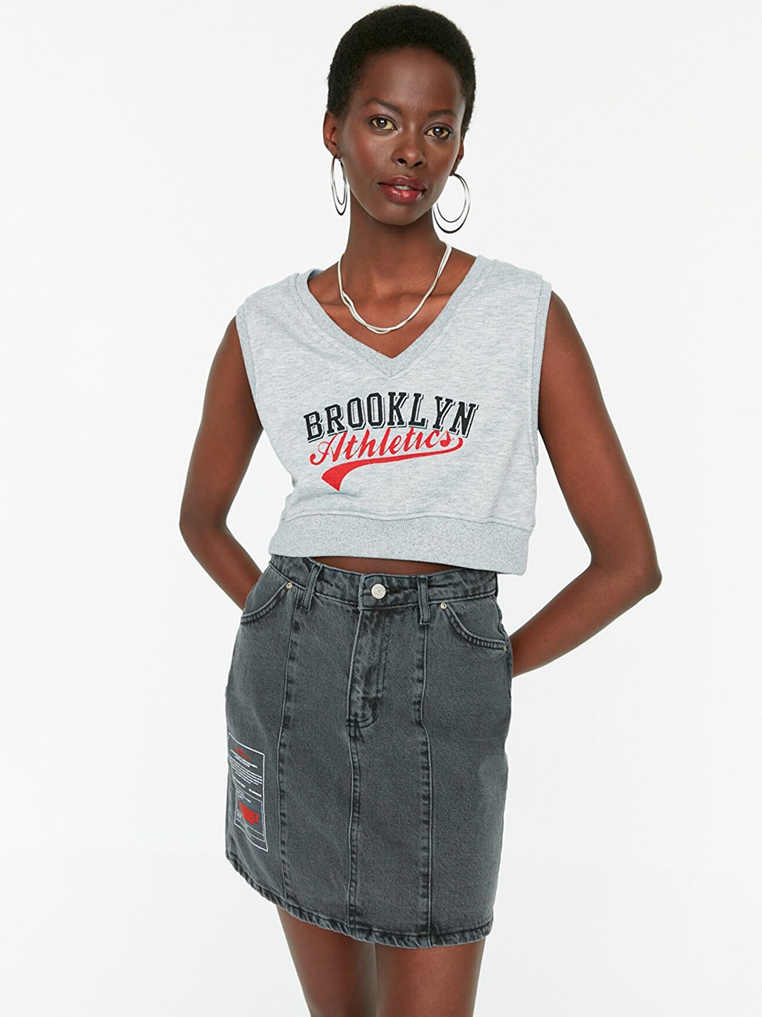 

Trendyol Women Charcoal Grey Solid Pencil Mini Cotton Denim Skirts