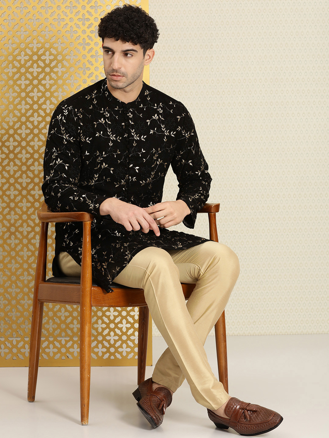 

House of Pataudi Jashn Floral Embroidered Zari Work Kurta, Black