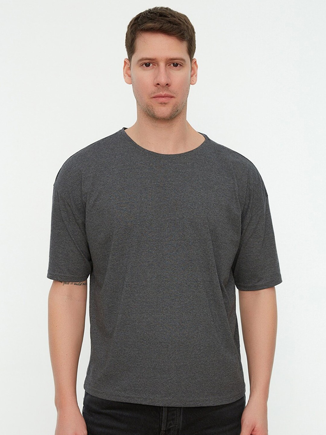 

Trendyol Men Charcoal Drop-Shoulder Sleeves T-shirt