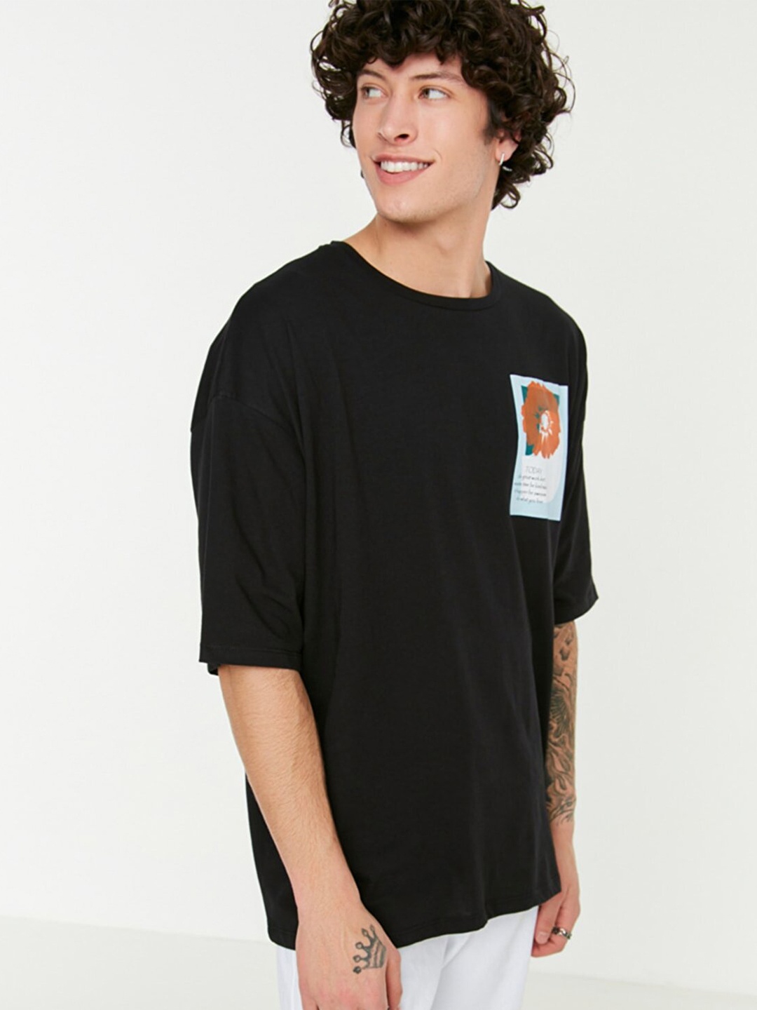 

Trendyol Men Black Solid Applique T-shirt
