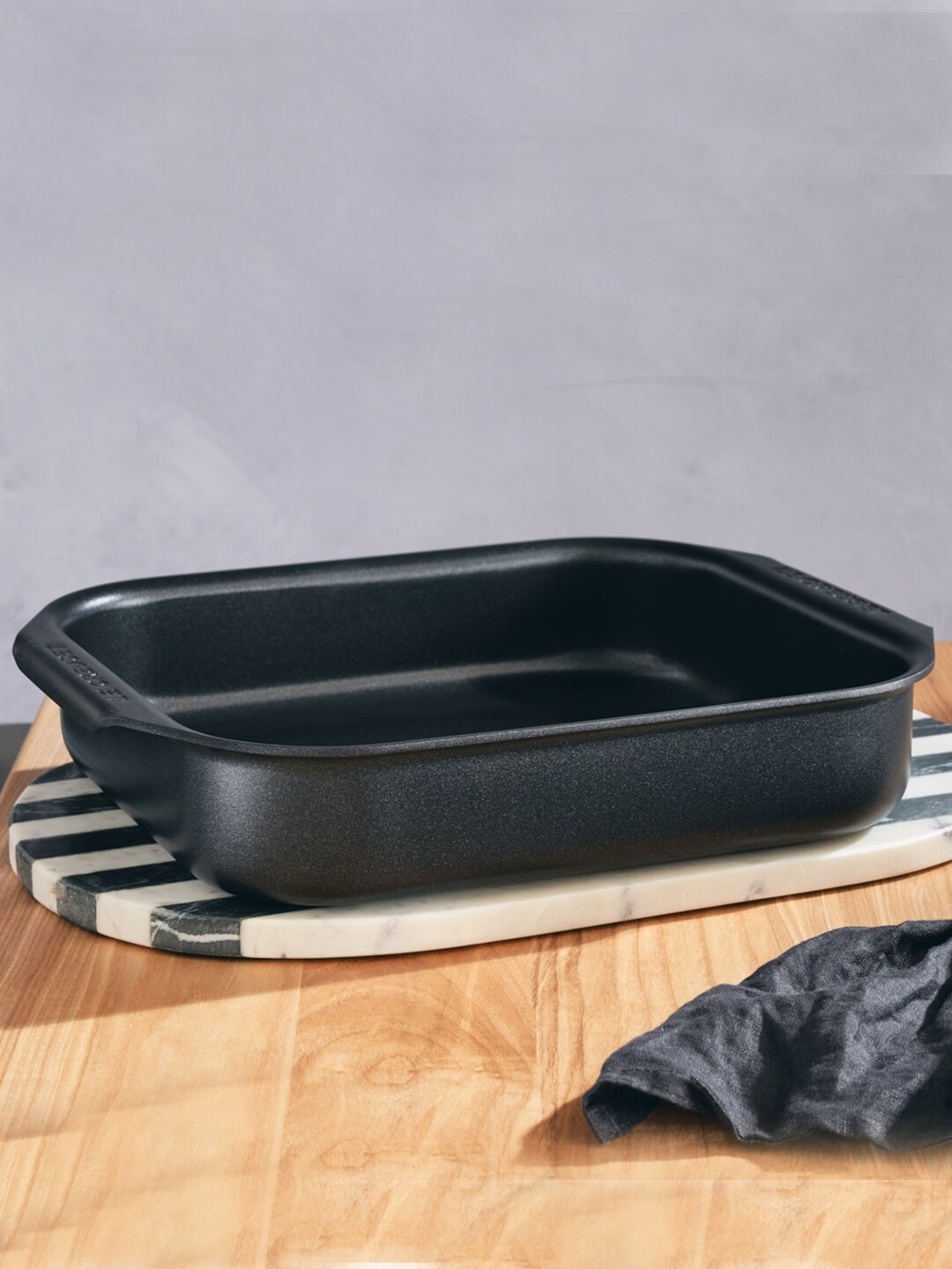 

LE CREUSET Black Solid Roasting Tin