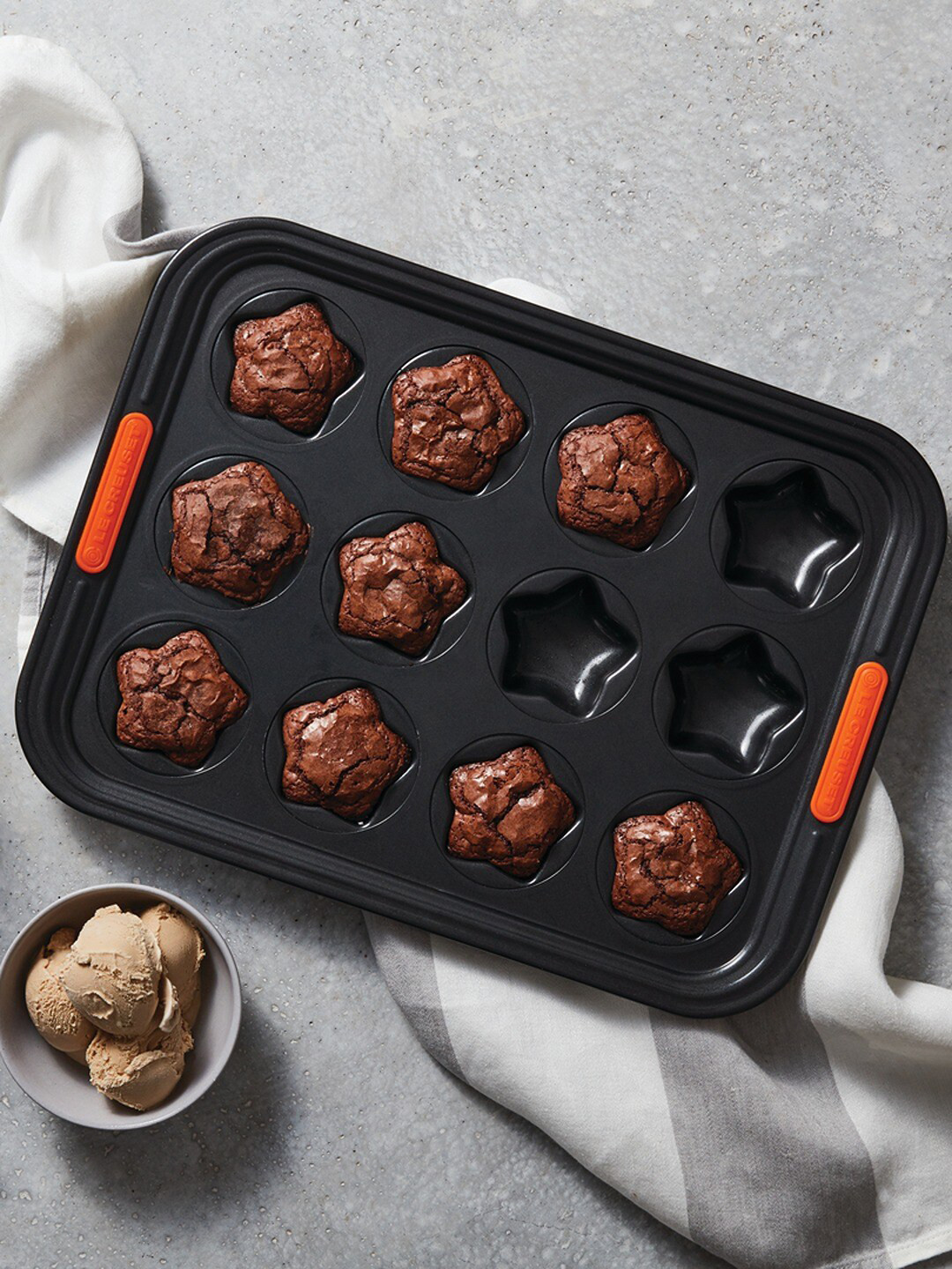 

LE CREUSET Black Solid 12 Cup Muffin Tray