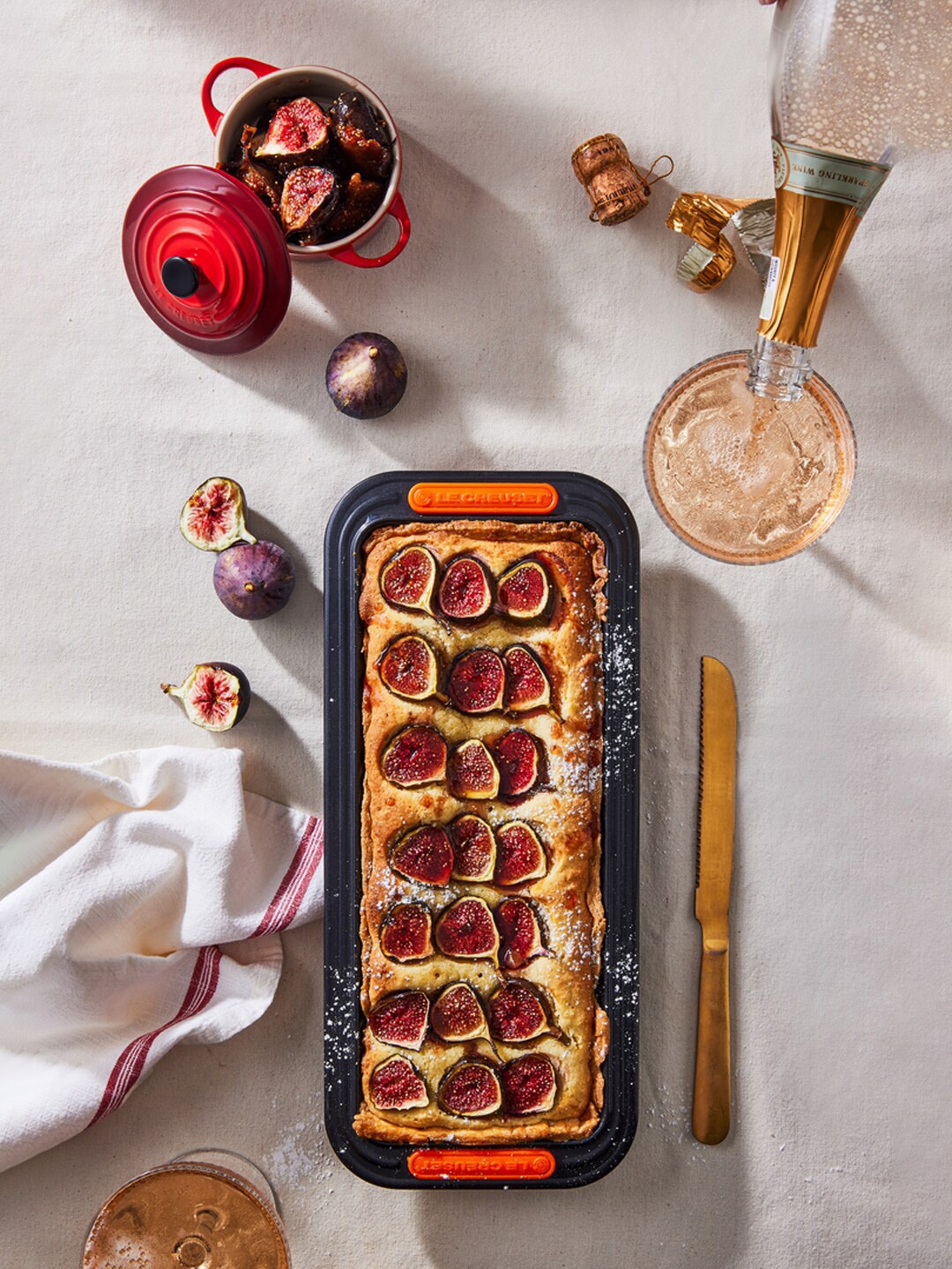 

LE CREUSET Black Solid Rectangular Cake Baking Tray