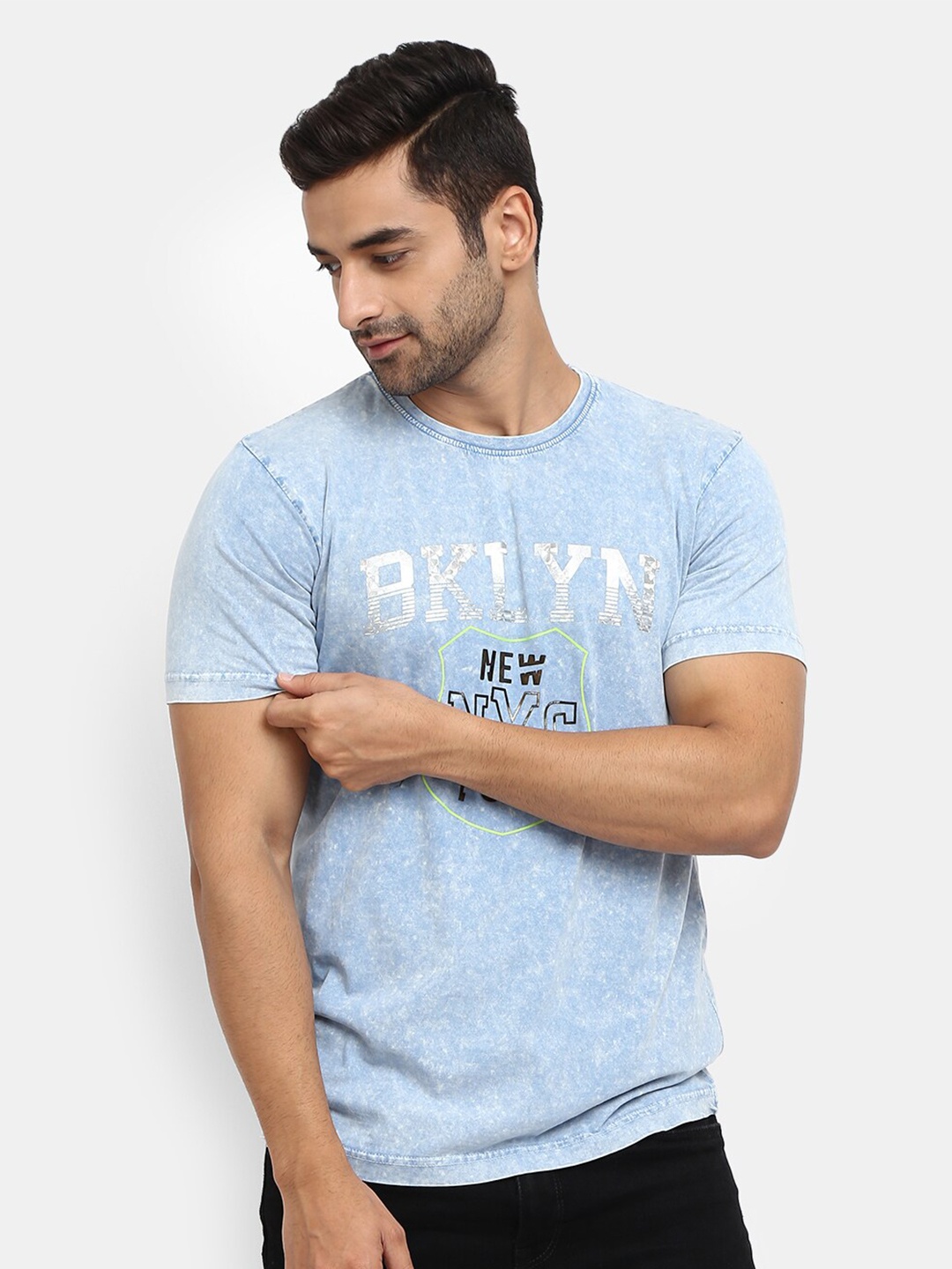 

V-Mart Men Blue Typography Printed Slim Fit T-shirt