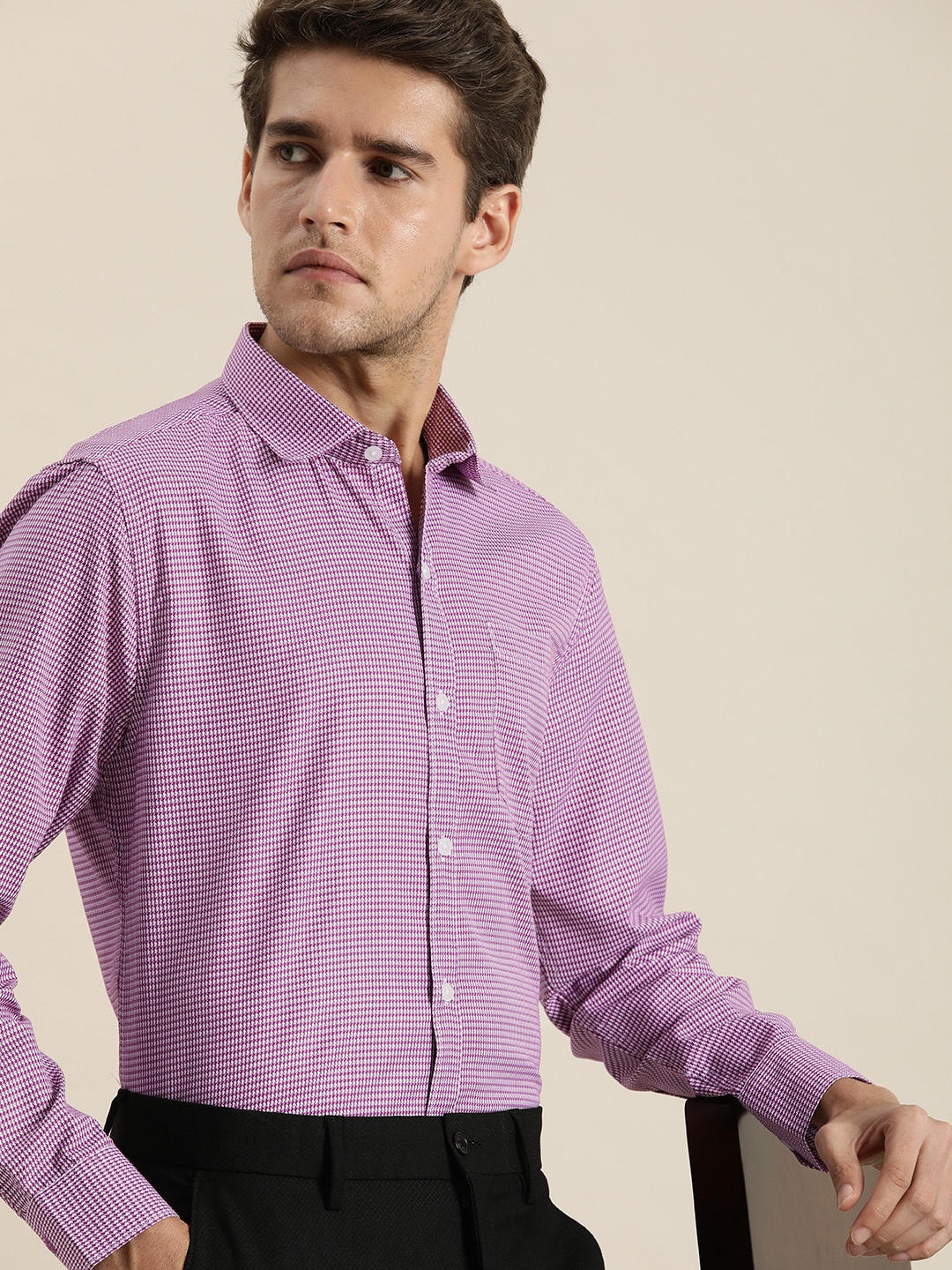

INVICTUS Men Purple Slim Fit Conversational Opaque Self Design Formal Shirt With Pocket