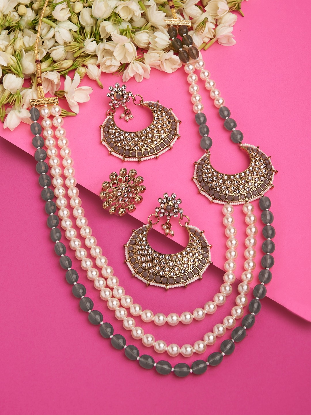 

Zaveri Pearls Gold-Plated Grey & White Kundan Studded & Pearls Beaded Jewellery Set