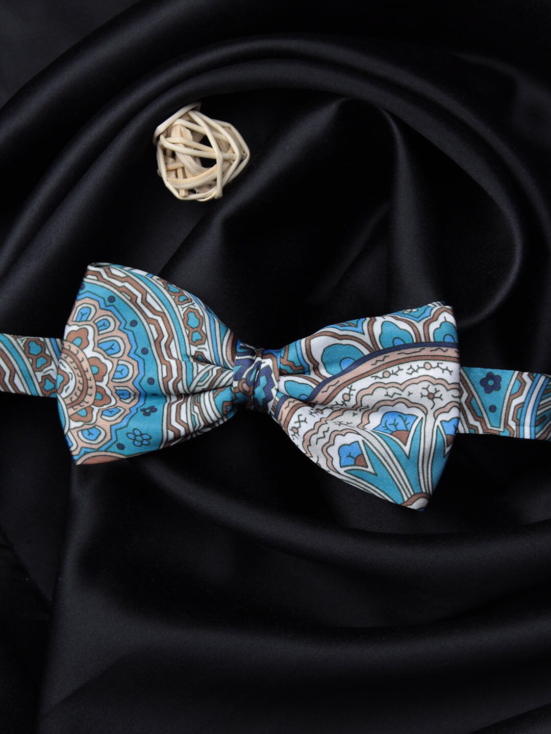 

PELUCHE Unisex Blue & White Printed Bow Tie