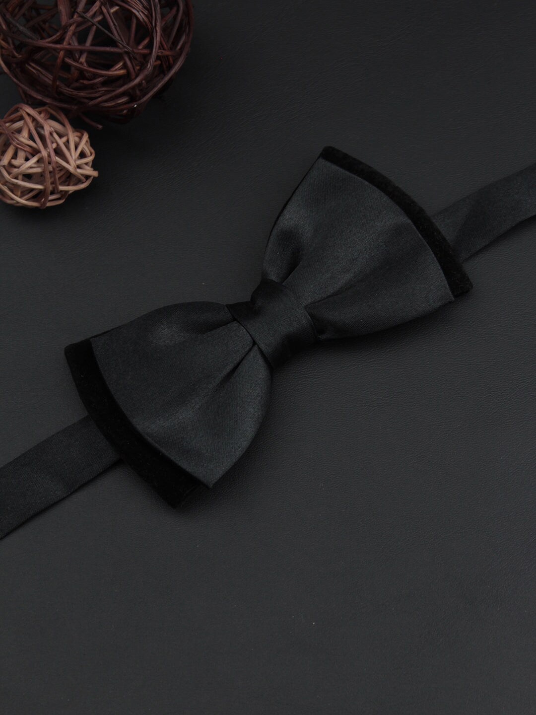 

PELUCHE Unisex Black Bow Tie