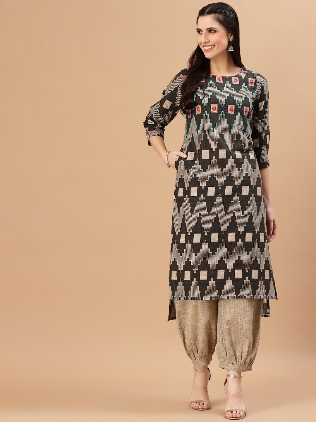 

Smiro Women Black & Beige Geometric Printed Kurta