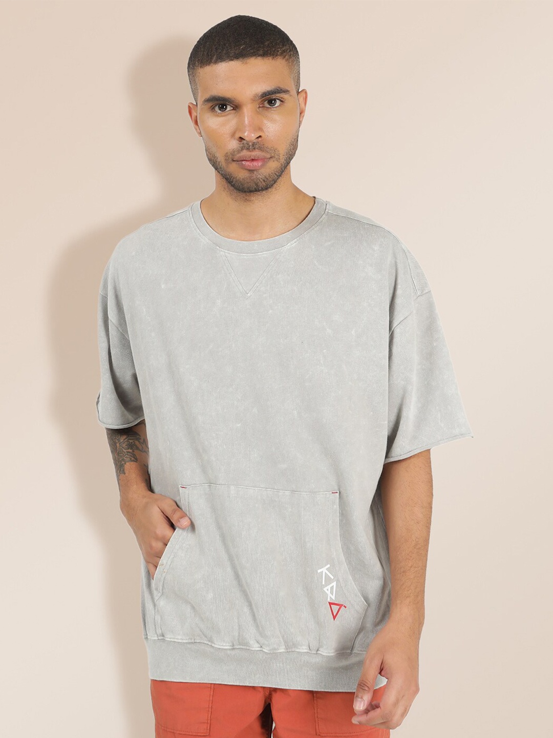 

KRA Men Grey Extended Sleeves Kangaroo Pocket T-shirt